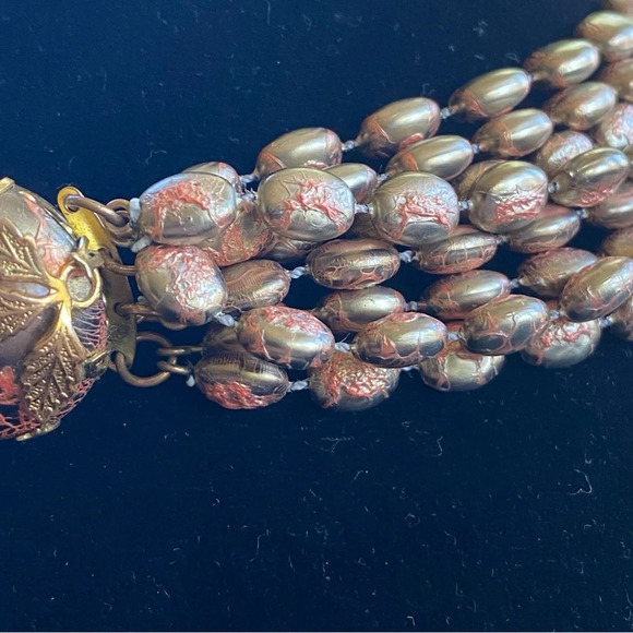 Vintage 1960s Choker Necklace with Plastic Gold and Coral Beads with Leaf Motif - Picture 8 of 11